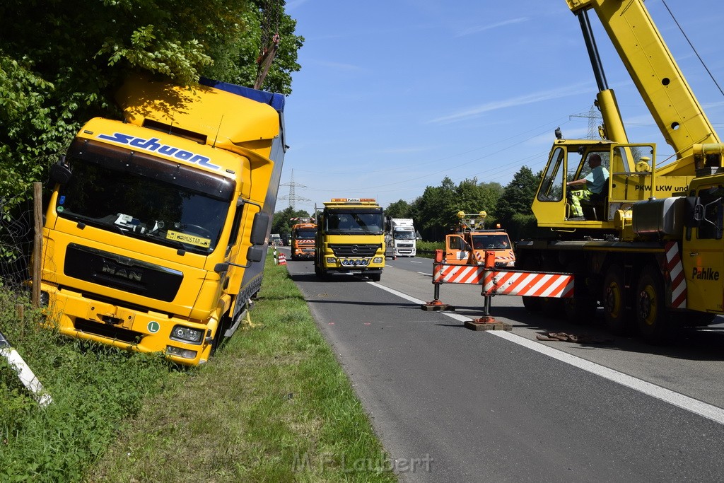 LKW in Boeschung A 3 Rich Frankfurt Hoehe Roesrath Lohmar P146.JPG - Miklos Laubert